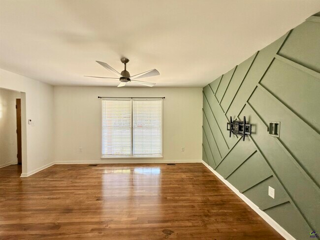 Building Photo - 214 Meadowridge Dr