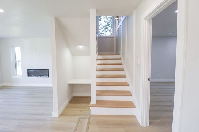 Building Photo - 4 Bed | 3 Bath on Keystone Lake!