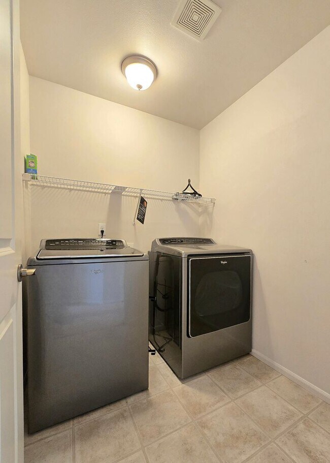 Building Photo - Charming Single Family 4 Bed/2.5 Bath Home...