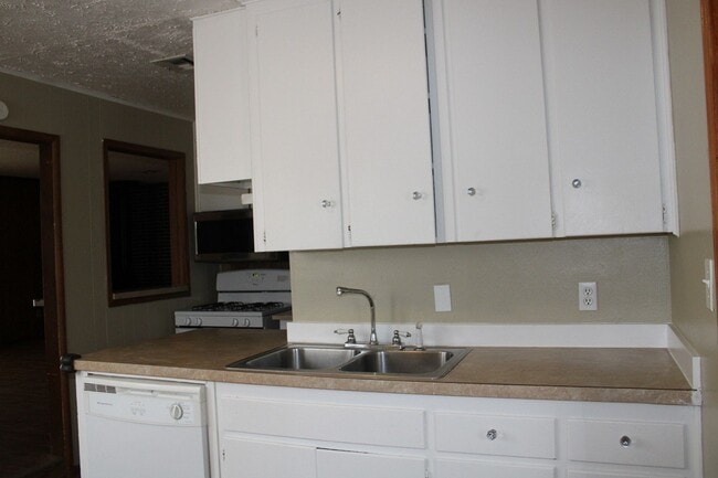 Building Photo - Believe it! 3 bds, 2 ba, MWC Schools - Tin...