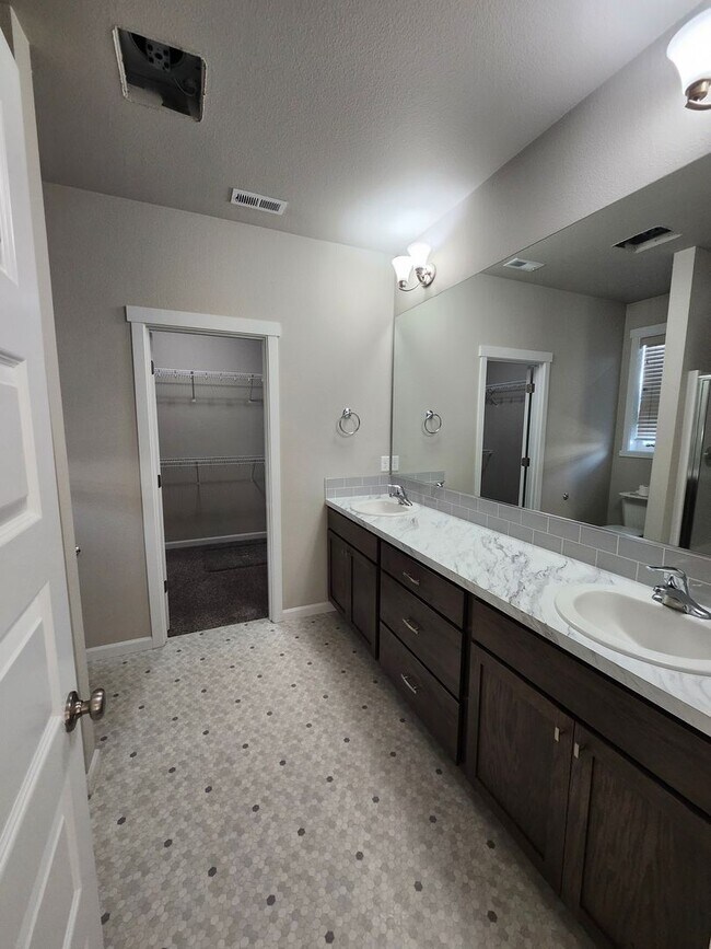 Building Photo - MOVE-IN SPECIAL: 1/2 MONTHS RENT FREE! Spacious Fully Fenced Backyard