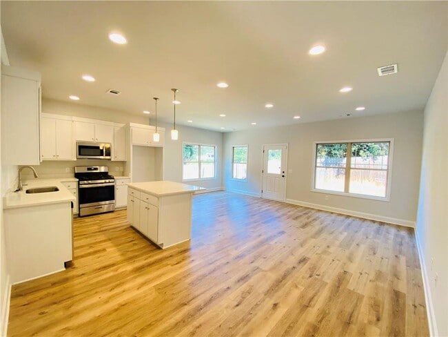 Building Photo - 1089 N Village Dr