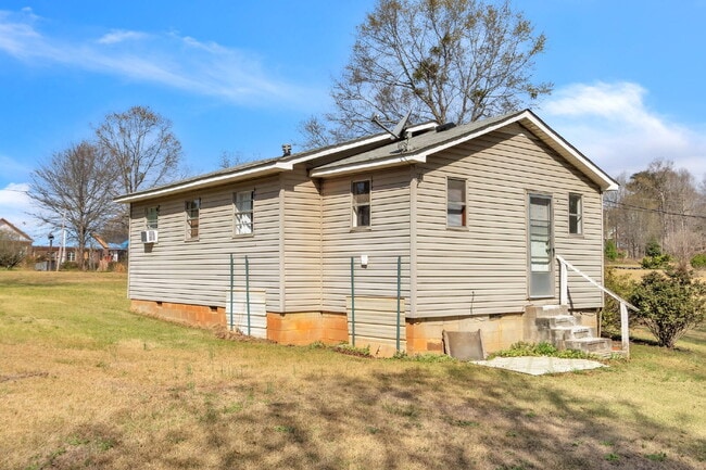 Building Photo - Cozy & Convenient 2BR/1BA Living in the Heart of Greer! $825/mo rent