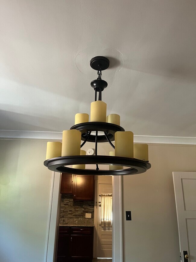 Decor - 1025 Maryland St