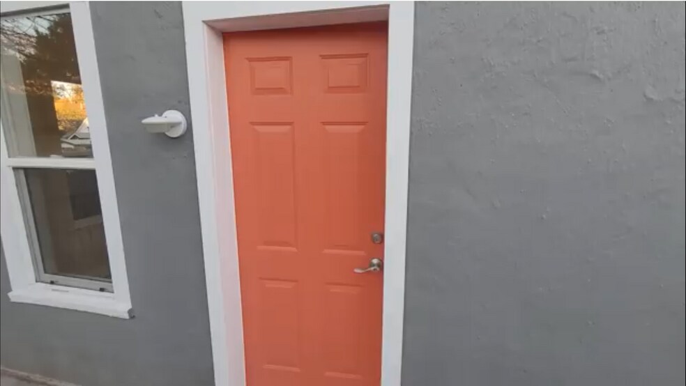 Building Photo - 1528 E Orman Ave