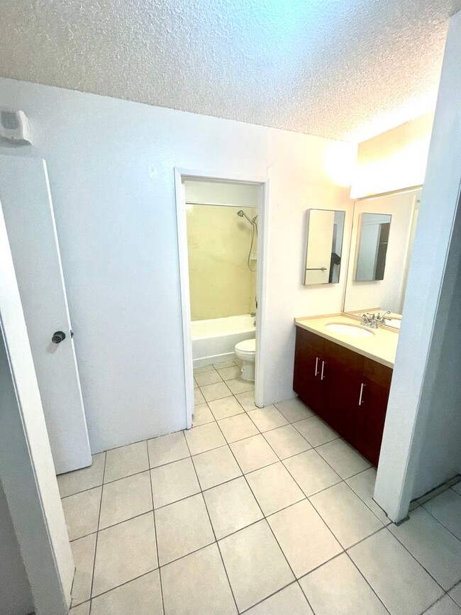 Building Photo - Kukui Plaza- Diamond Head Tower - 1 Bedroo...