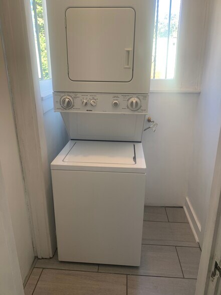 Building Photo - 402 Micheltorena St