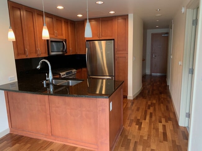 Building Photo - Bellevue Washington Square. One bed, One full bath. 1 Reserved parking. 17th floor. Concierge