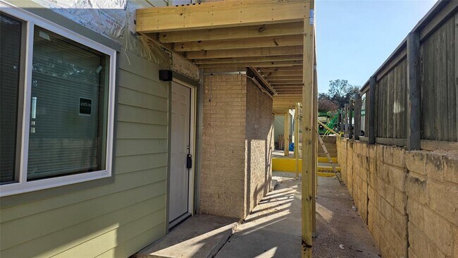 Building Photo - 2124 Burton Dr