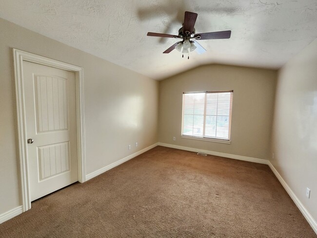 Building Photo - ELF PRICED! 3 bd. 2.5 bath Luxury Townhome!