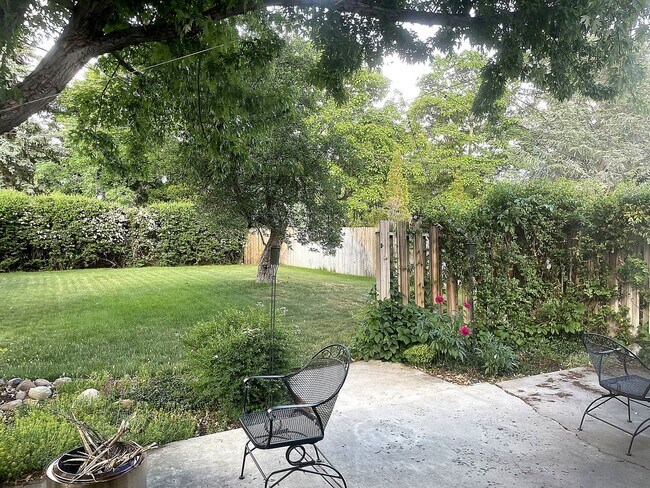 Building Photo - Beautiful Old Southwest Reno Home with Huge Private Yard