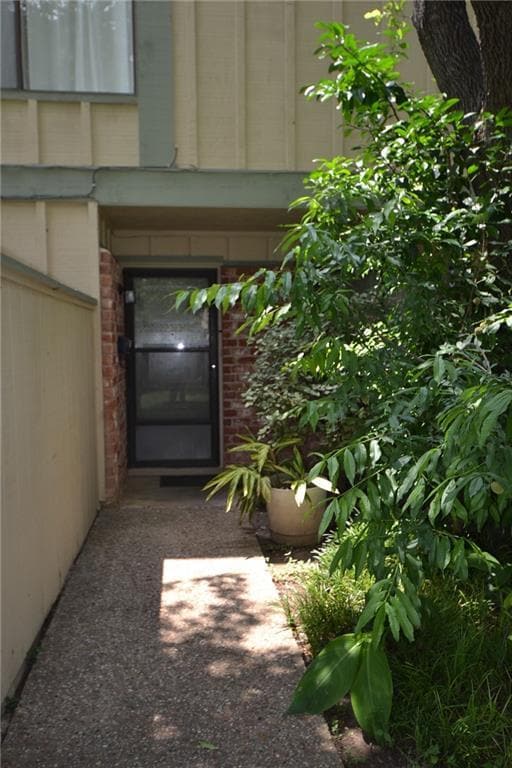 Primary Photo - 900 W Village Ln