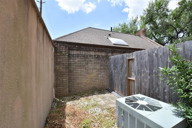 Building Photo - 7350 Kirby Dr