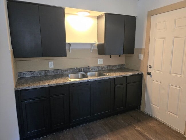 Building Photo - Charming 3 bed 1 bath!