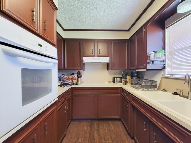 Building Photo - Extremely well maintained home. The second...
