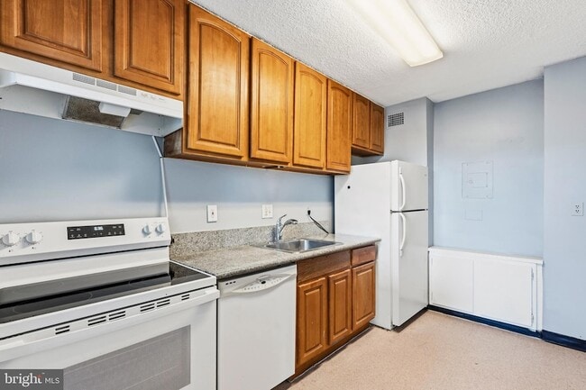 Building Photo - 2059 Huntington Ave