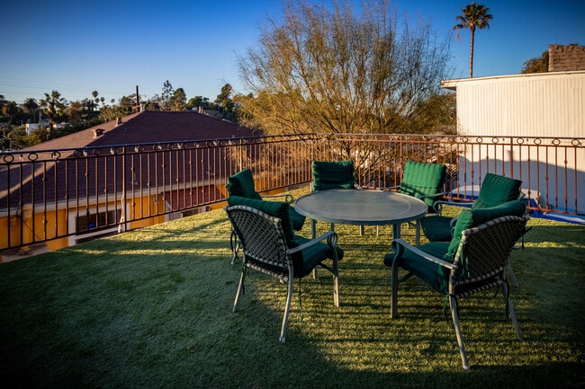 Building Photo - 2420 Teviot St