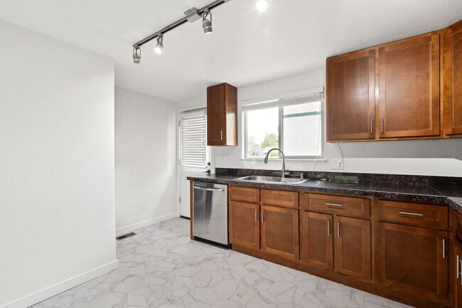 Building Photo - 1814 E 31st Ave