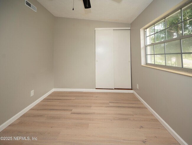 Building Photo - 313 Suzanne Dr