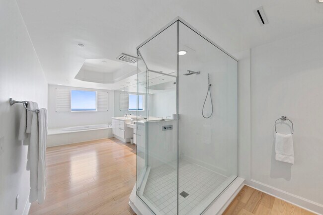 Building Photo - 8473 Bay Colony Dr