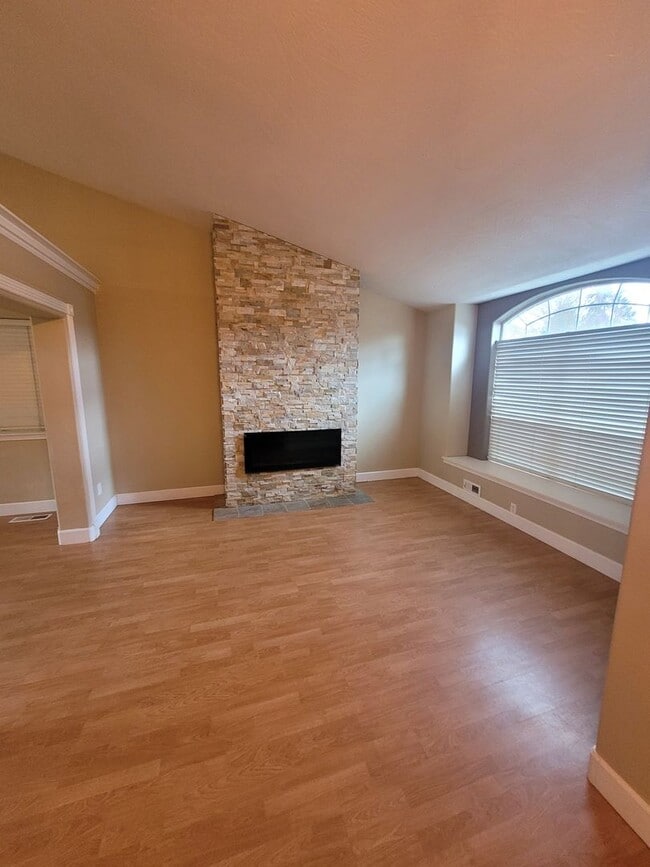 Building Photo - Charming and Spacious 3BB/2.5BA home for rent!  AVAILABLE NOW