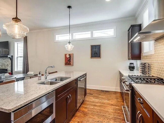 Building Photo - Furnished 6BR House in the Heart of Nashville