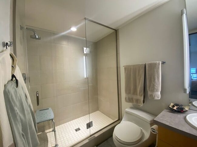 Building Photo - $2,400 | 1 Bedroom, 2 Bathroom Luxury Cond...