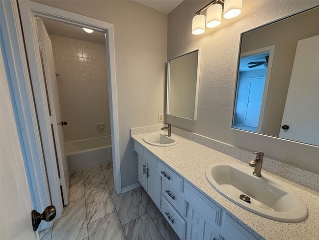 Building Photo - 3302 Wells Dr