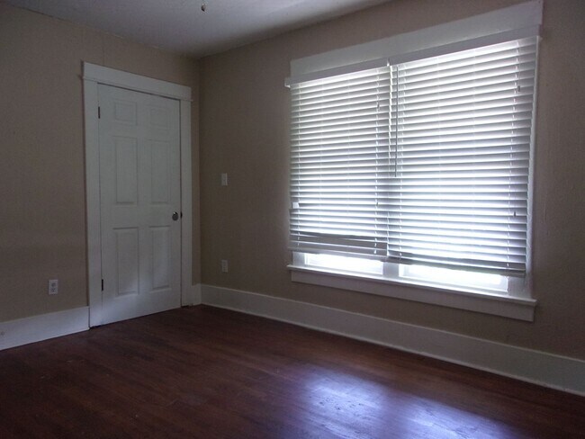 Building Photo - 2 BED 1 BATH HOME WESTLAWN PARK ADDITION O...