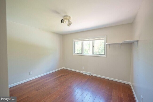 Building Photo - 701 Crestbrook Ave