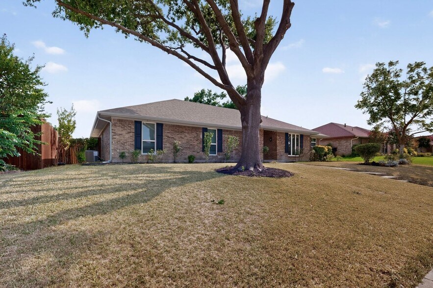 Building Photo - 2200 Winona Dr