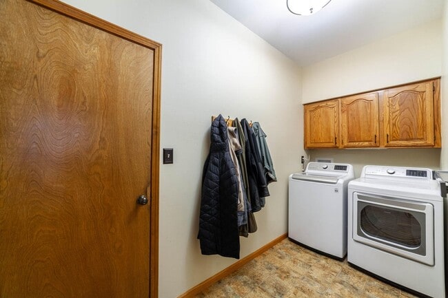 Building Photo - Single Family Home - Available For Rent!