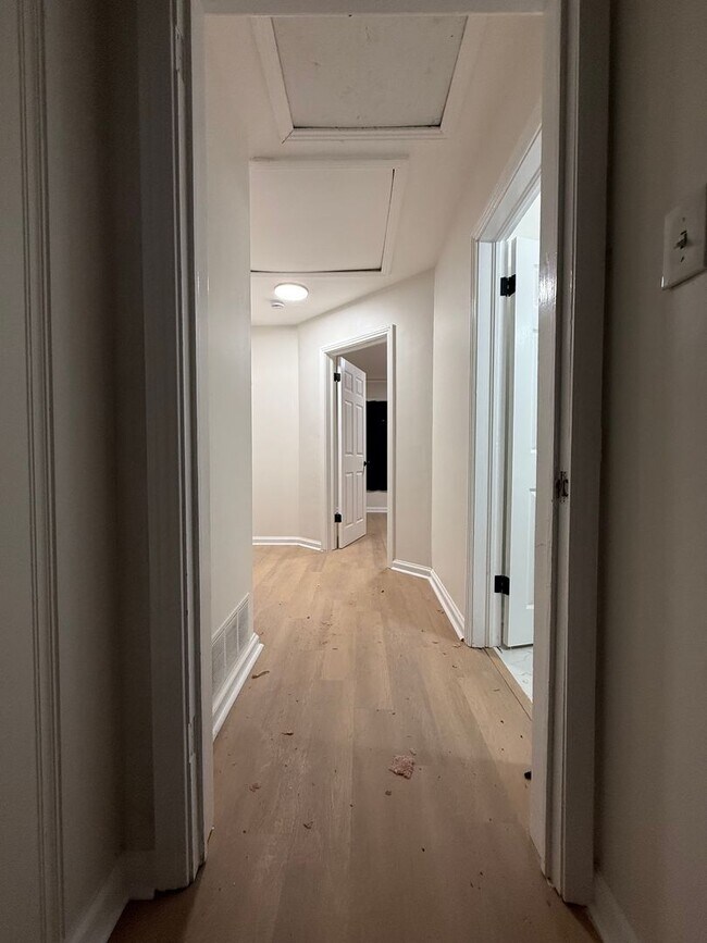 Building Photo - 3 BEDROOM 2 BATHS