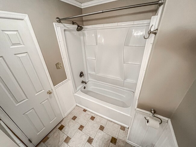 Building Photo - Remarkable Home With Spacious Deck And Detached Parking In A Quiet Cul De Sac In Woodbine Woods