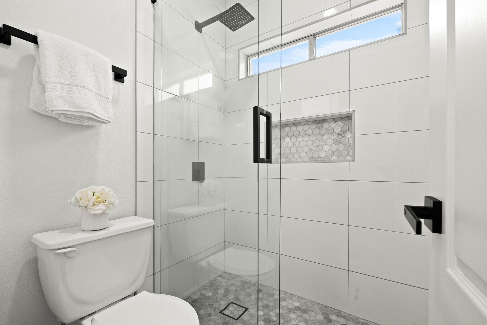 Jack & Jill Bathroom - 291 Torrington Dr