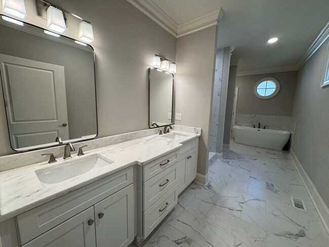 Building Photo - Grandeur Brick 4/3.5 with Bonus Room in Th...