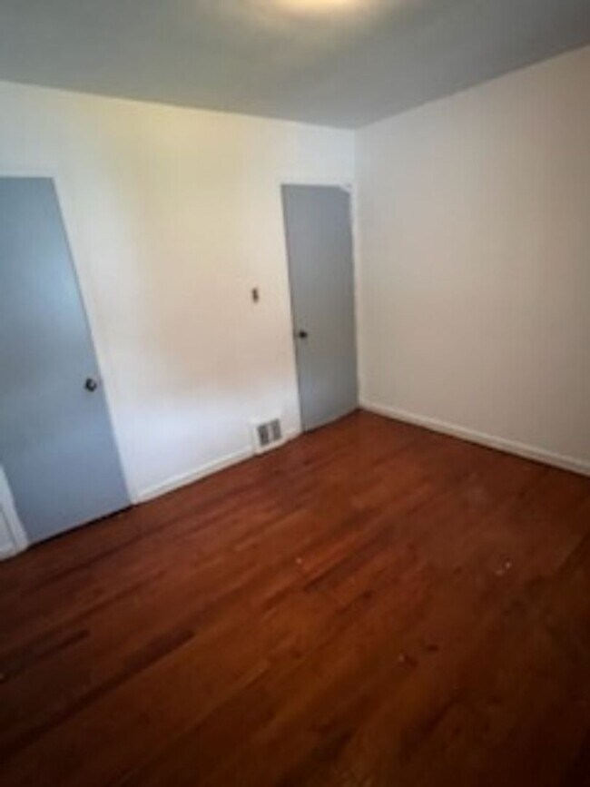 Building Photo - Spacious 3-Bedroom, 2-Bath Bungalow with G...