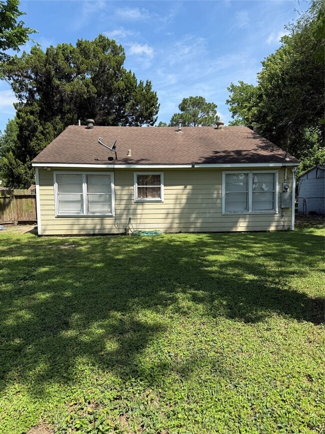 Building Photo - 8108 Wier Dr