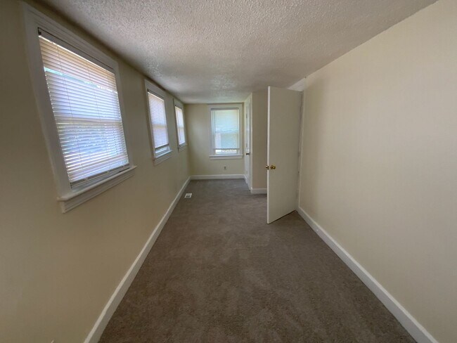 Building Photo - Charming 4 bd, 2 bth with 2 room Master Suite