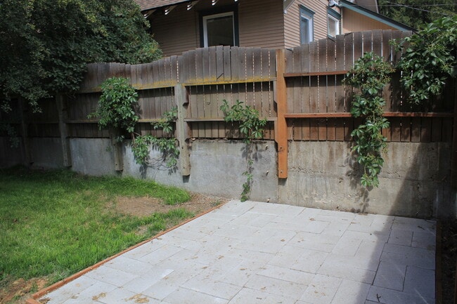 Building Photo - 202 E 10th Ave