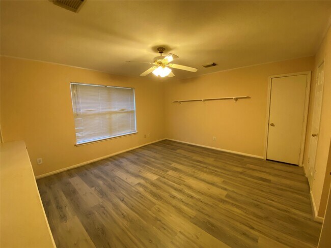 Building Photo - 215 W New Meadows Dr