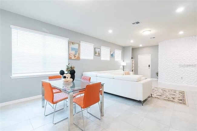 Building Photo - 7243 Oakmoss Loop