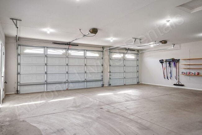 Building Photo - FURNISHED AVAILABLE APRIL 20th - SEPTEMBER 30th, 2026