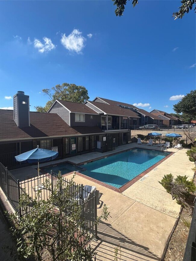 Building Photo - 1840 Burton Dr