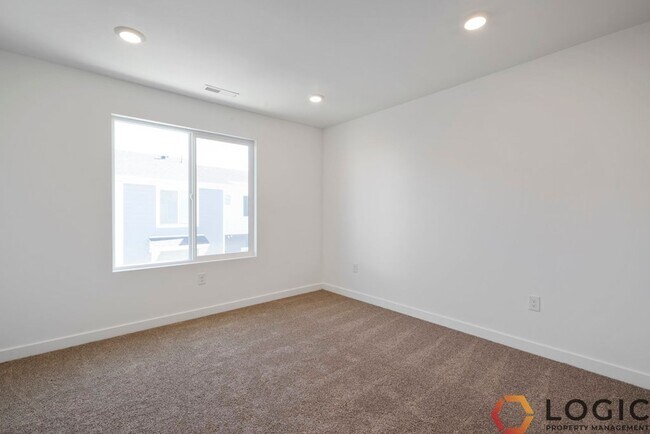 Building Photo - 3948 N Eagle Pt Ln