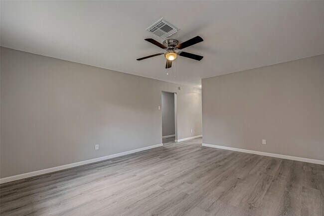 Building Photo - 8619 Valley Meadow Dr