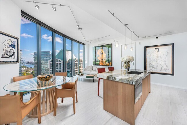 Building Photo - 2831 S Bayshore Dr