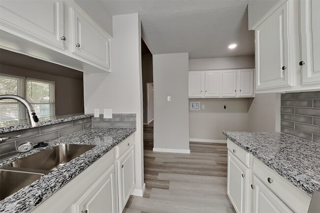 Building Photo - 1618 Live Oak Hollow St