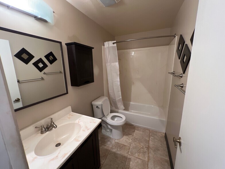 Building Photo - 447 Oak Ave