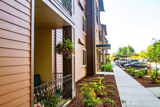 Building Photo - 1 bedroom Townhome with attached garage